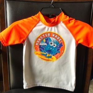 Rashguard shortsleeved swimwear.